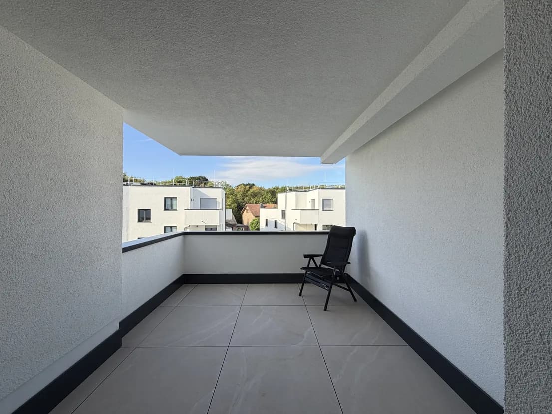 Überdachter Südwest-Balkon der Neubauwohnung