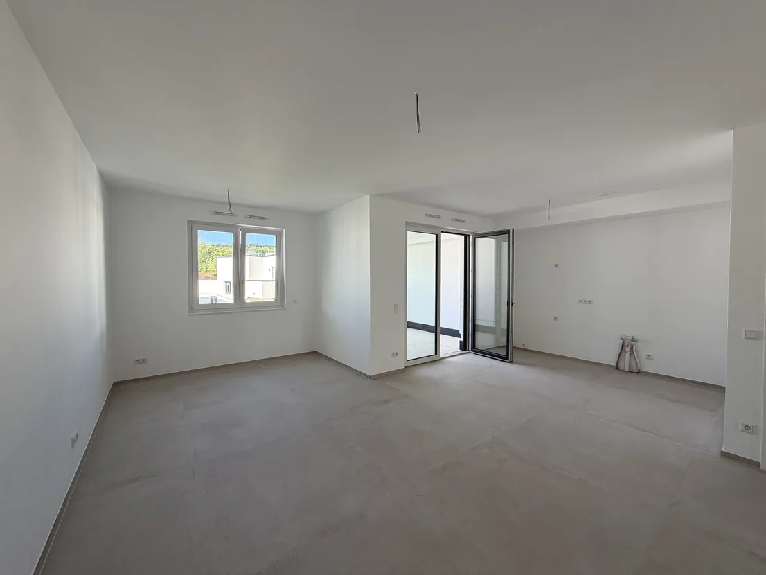 Heller Wohn- und Küchenbereich der Neubauwohnung in Bad Nauheim