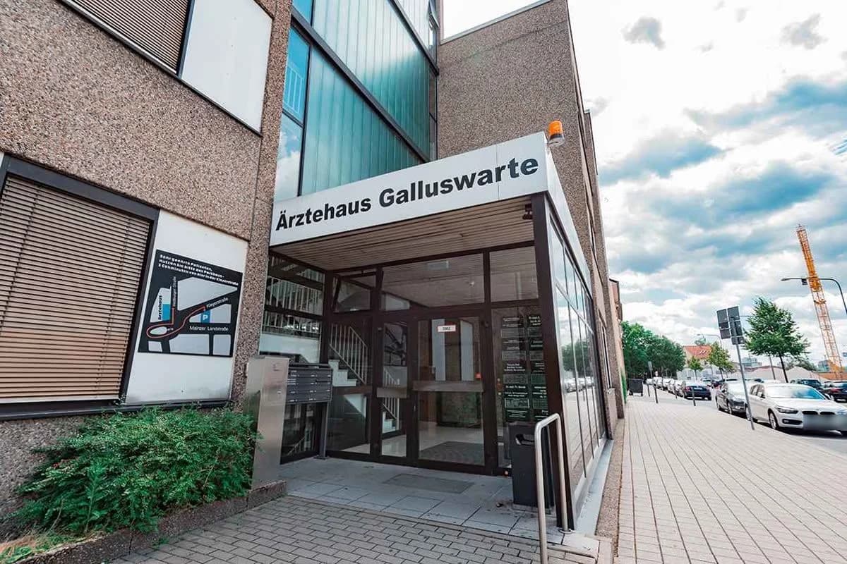 Eingang des Ärztehauses Galluswarte in Frankfurt