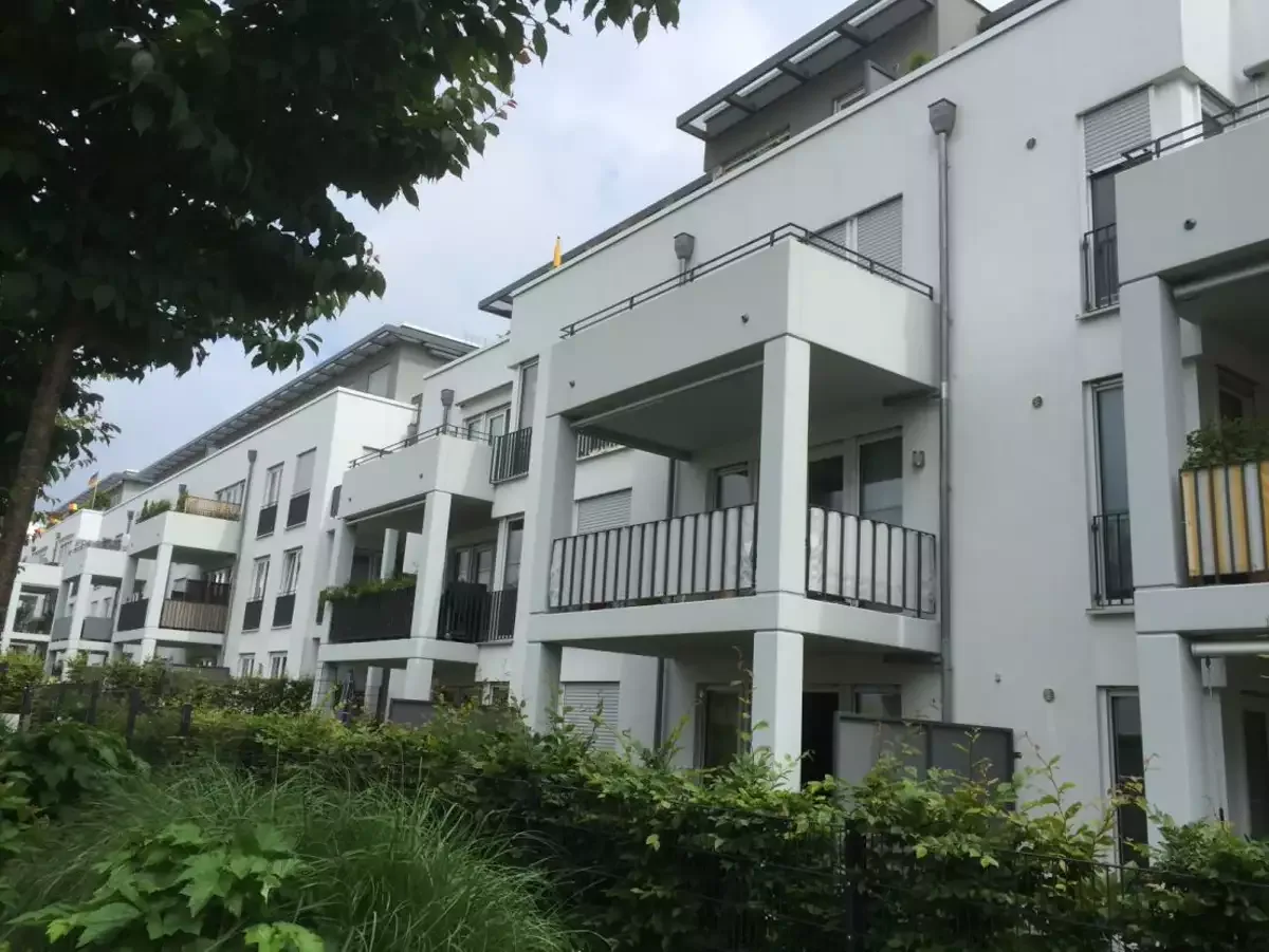 Gartenseite der Wohnanlage in Oberursel mit Balkonen und Loggien