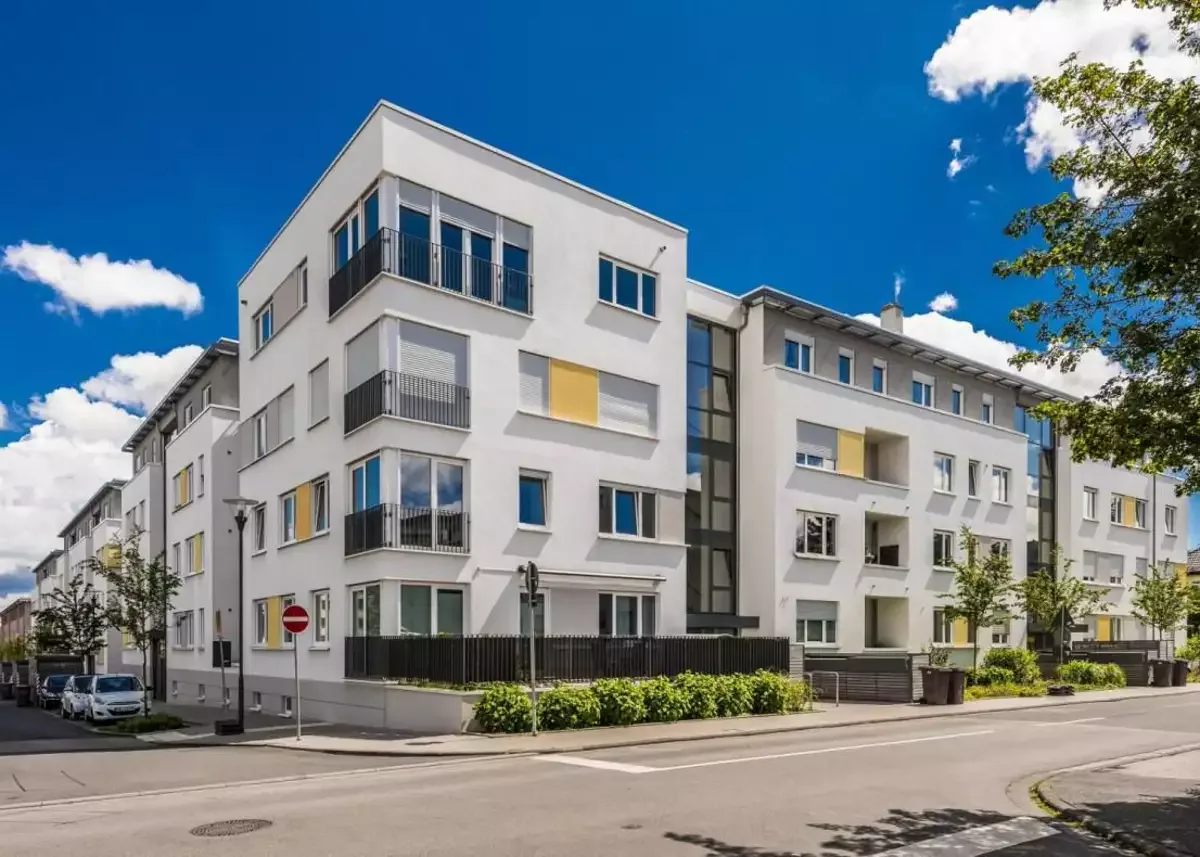 Straßenansicht der Wohnanlage in Oberursel mit Geschosswohnungen